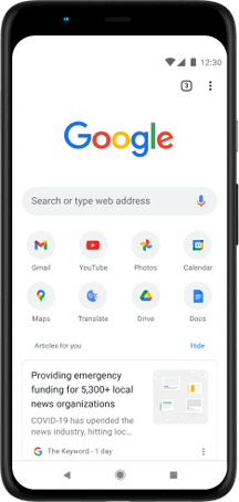 هاتف Pixel 4 XL بشاشة تعرض شريط بحث الموقع الإلكتروني Google.com والتطبيقات المفضَّلة والمقالات المقترَحة